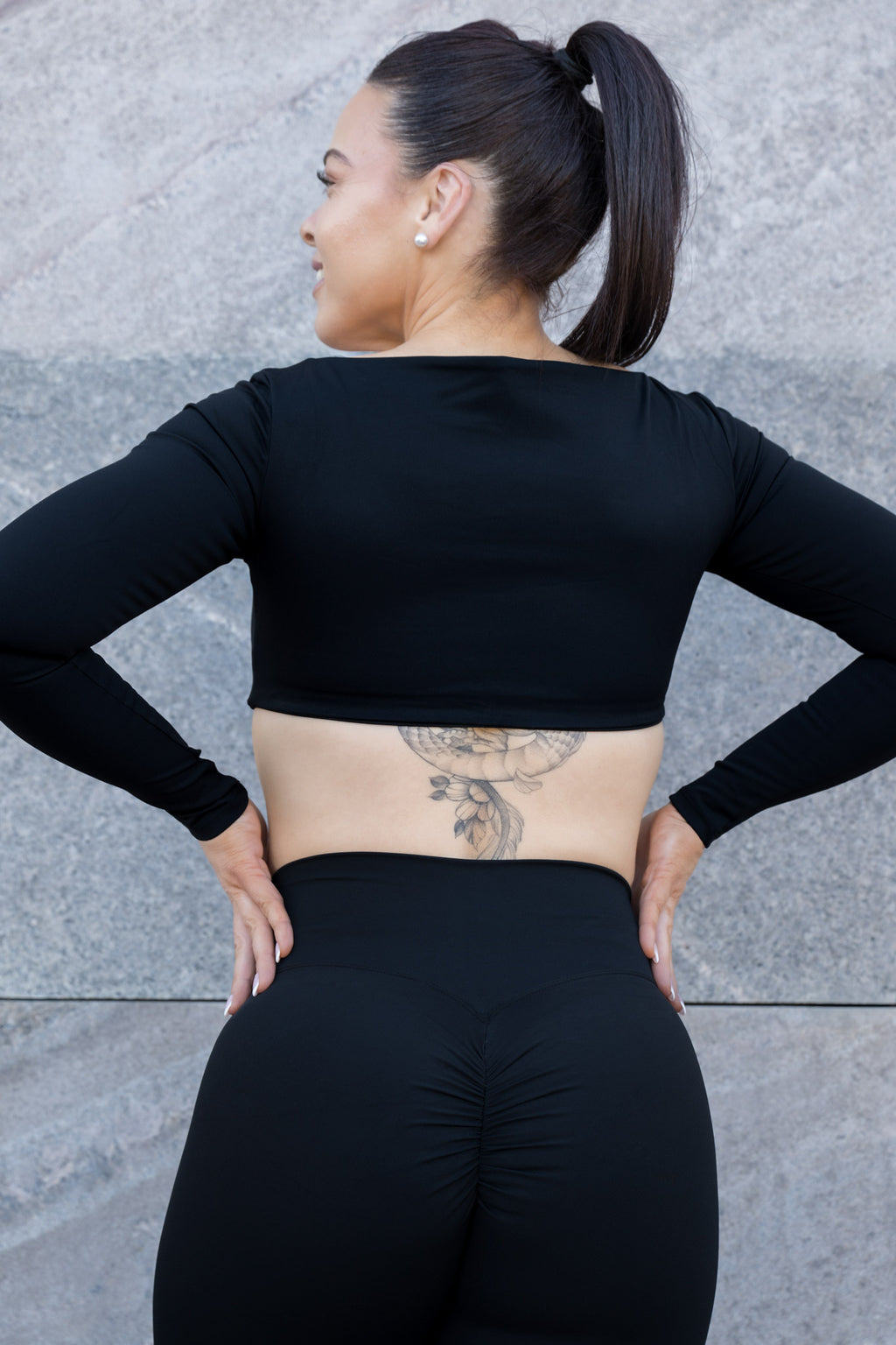 BAYLEE SLEEVE CROP - BLACK